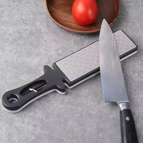 Aiguiseur de couteaux s'adapte aux lames de cuisine