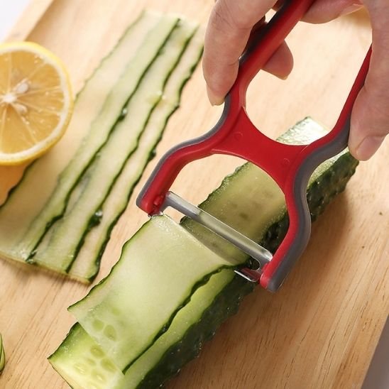 Eplucheur rouge tranche concombre en dentelé