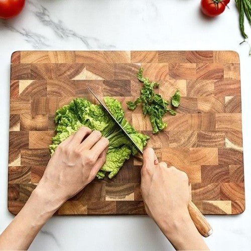 planche a decouper bois avec pieds antiderapants