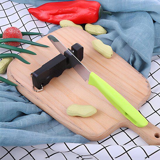 affuteur de couteaux sur la planche à découper bois