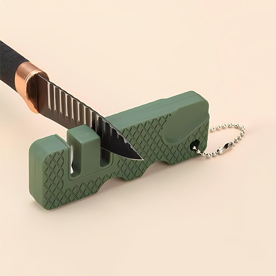 affuteur de couteaux verte et un couteau 
