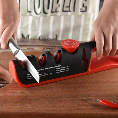 Aiguiseur de couteaux avec bouton d'ajustement