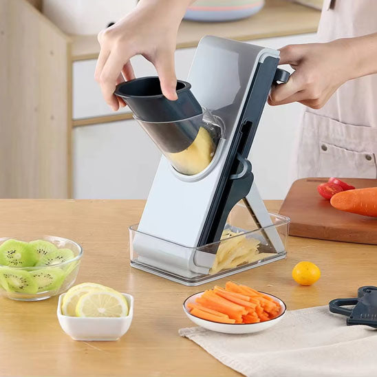 table de cuisine propre avec cuisine mandoline