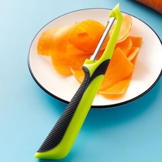 econome fluo et noir sur une assiète de carotte rapée