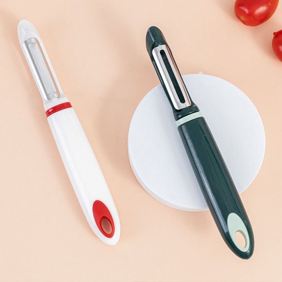 Econome vert et blanc-rouge sur la table