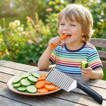 enfant mange des légumes grâce à  coupe frite ondulé 