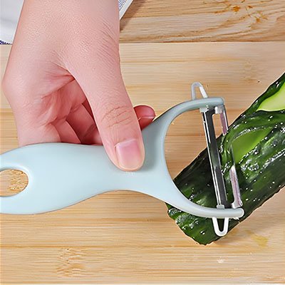 epluche une concombre avec eplucheur preci epluche