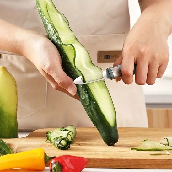 Eplucher facilement le concombre avec l'econome 