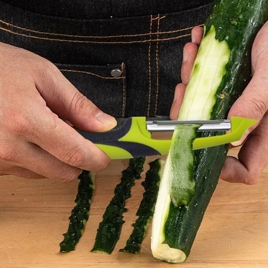 eplucher un concombre avec econome fluo-noir 