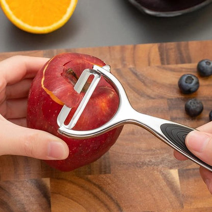 éplucher une pomme avec éplucheur à légumes 