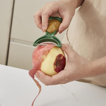 Eplucher une pomme avec eplucheur