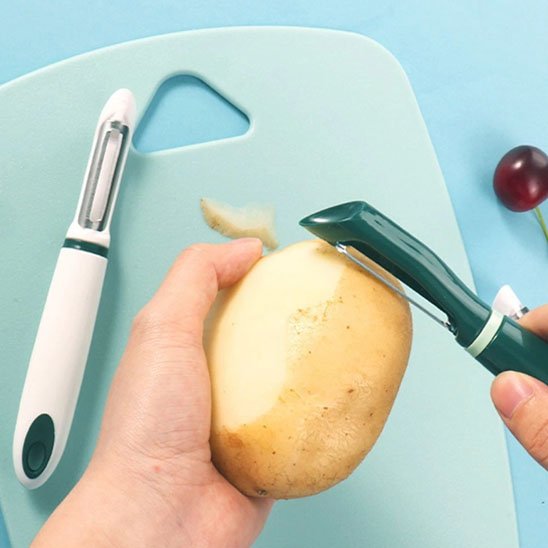 éplucher une pomme de terre avec econome vert