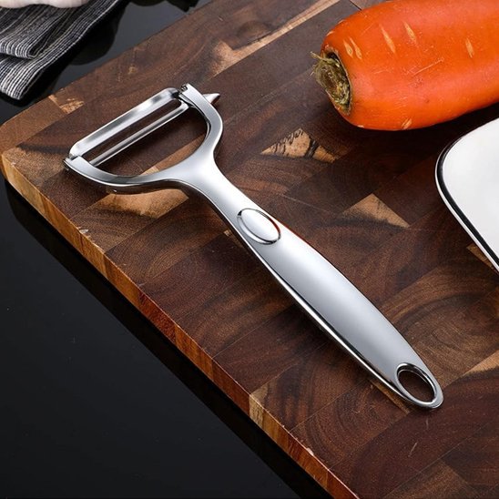 Éplucheur à légumes sur une planche à découper en bois