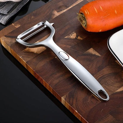 Éplucheur à légumes sur une planche à découper en bois