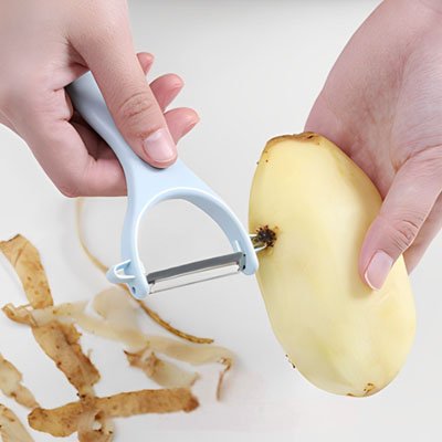 Eplucheur bleu enlève l'imperfection de la pomme de terre