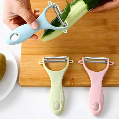 Eplucheur bleu epluche une concombre