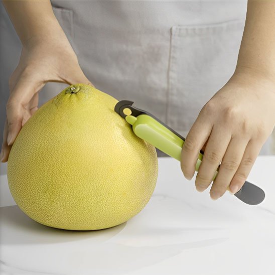 Eplucheur vert épluche une pamplemousse
