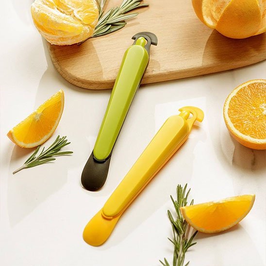 Eplucheur vert et spatule jaune sur la table