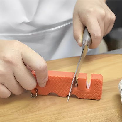 femme aiguise le couteau avec affuteur de couteaux orange