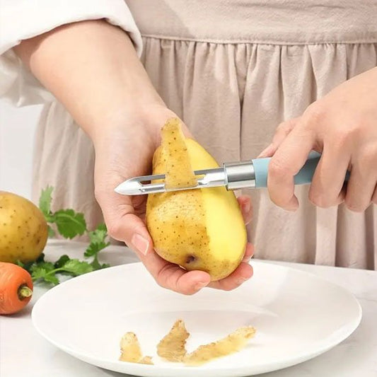  femme epluche pomme de terre avec econome  bleu