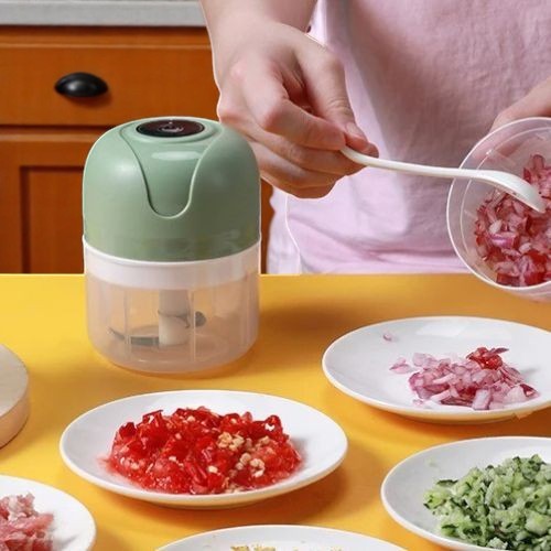 legumes finement coupes par hachoir mini
