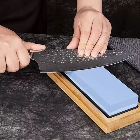 Pierre à aiguiser affûter sur le côté bleu