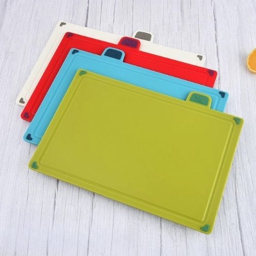 planche a découper quatre couleurs différentes