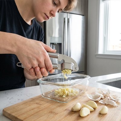 Presse ail permet de contrôler la quantité d'ail