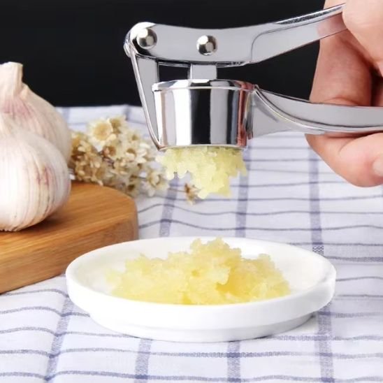 presse ail permettant extrusion fine et homogène des aliments