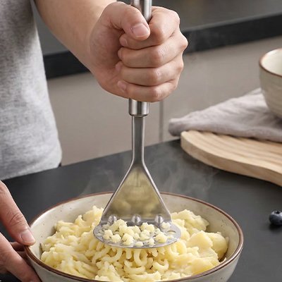 Presse puree transforme les aliments en purée homogène